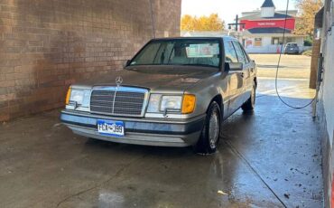 Mercedes-300e-1990-custom-6