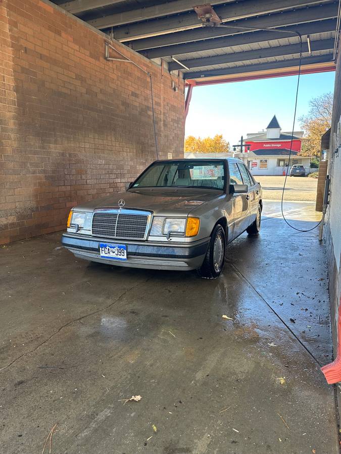 Mercedes-300e-1990-custom-6