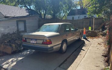 Mercedes-300e-1990-custom-7