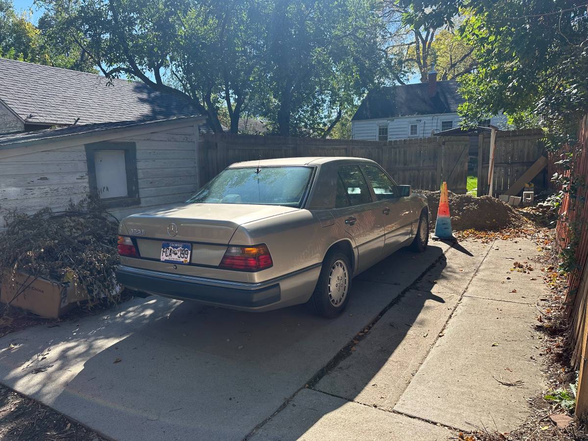 Mercedes-300e-1990-custom-7
