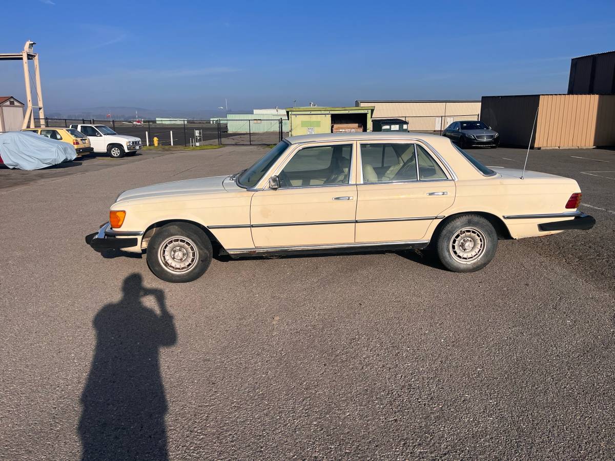 Mercedes-300sd-diesel-1980-yellow-8