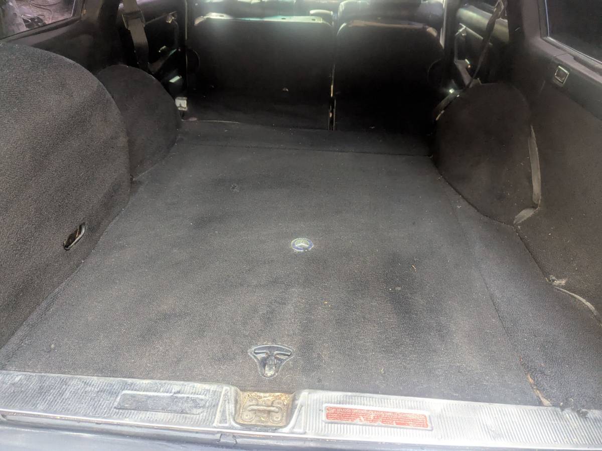 Mercedes-300td-diesel-1979-green-14