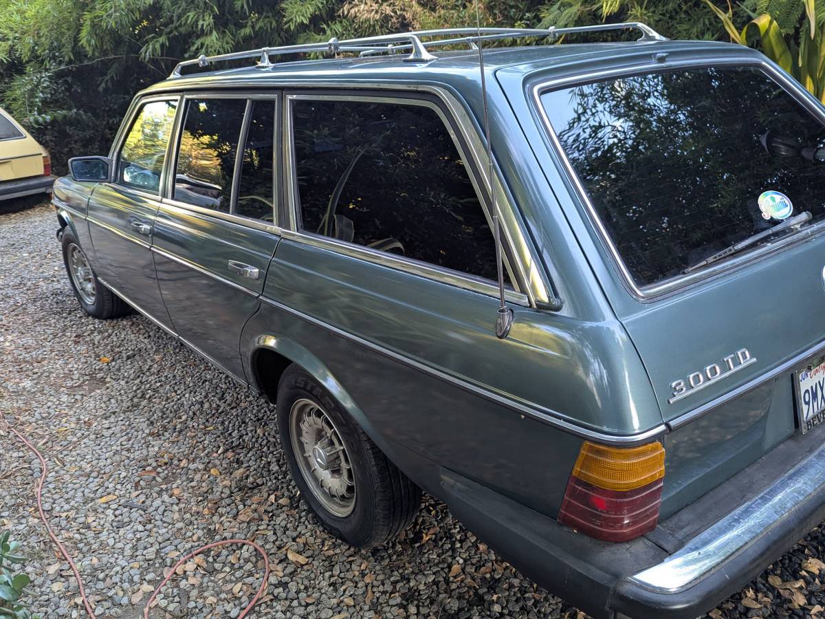 Mercedes-300td-diesel-1979-green-25
