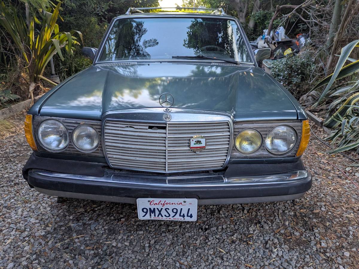 Mercedes-300td-diesel-1979-green-36