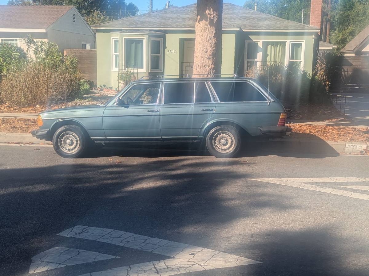 Mercedes-300td-diesel-1979-green-44