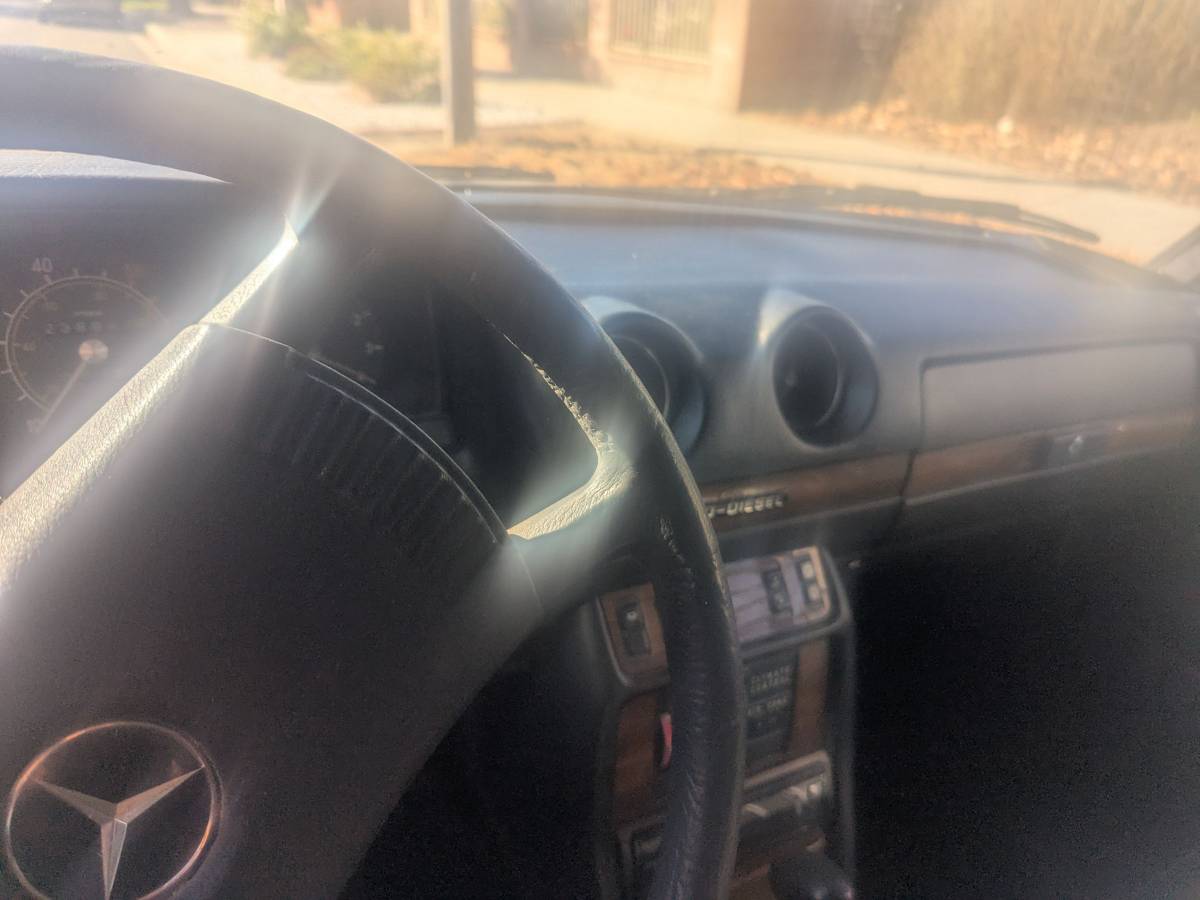 Mercedes-300td-diesel-1979-green-46