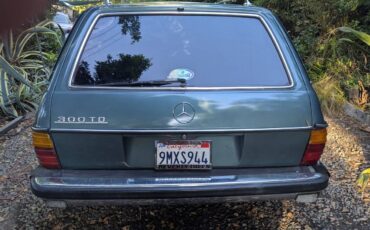 Mercedes-300td-diesel-1979-green-49