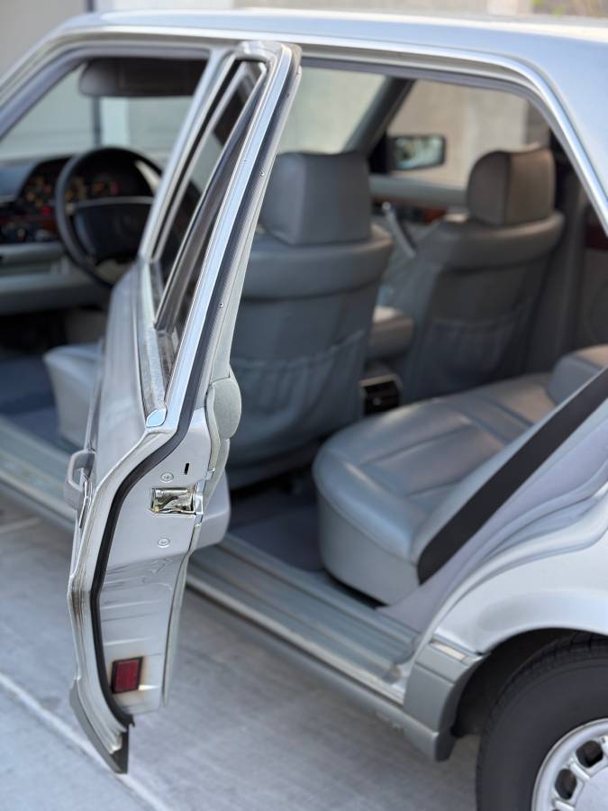 Mercedes-560-sel-1991-silver-3