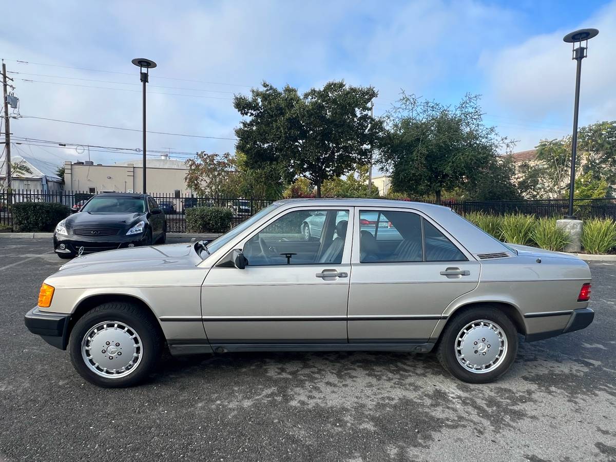 Mercedes-benz-190-series-1988-yellow-2