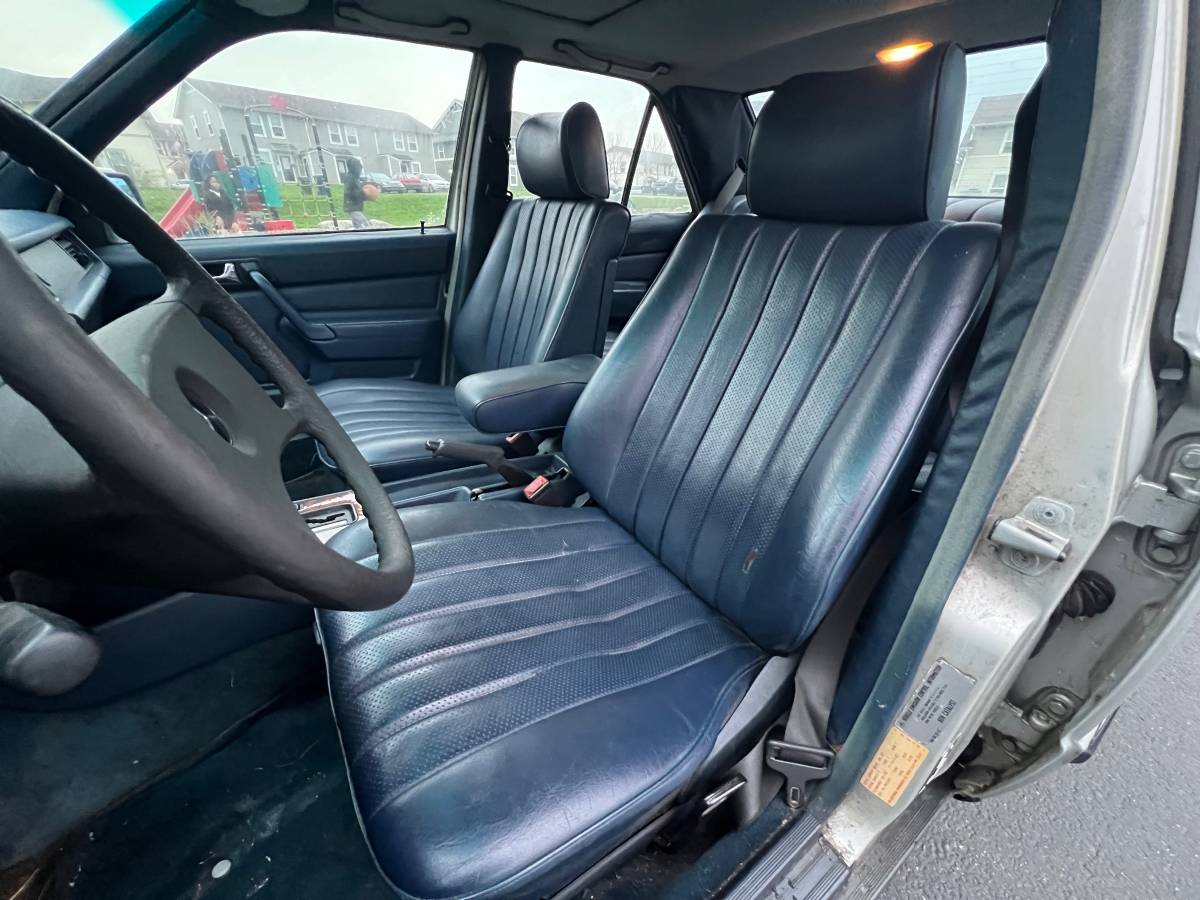 Mercedes-benz-190d-diesel-1985-silver-3