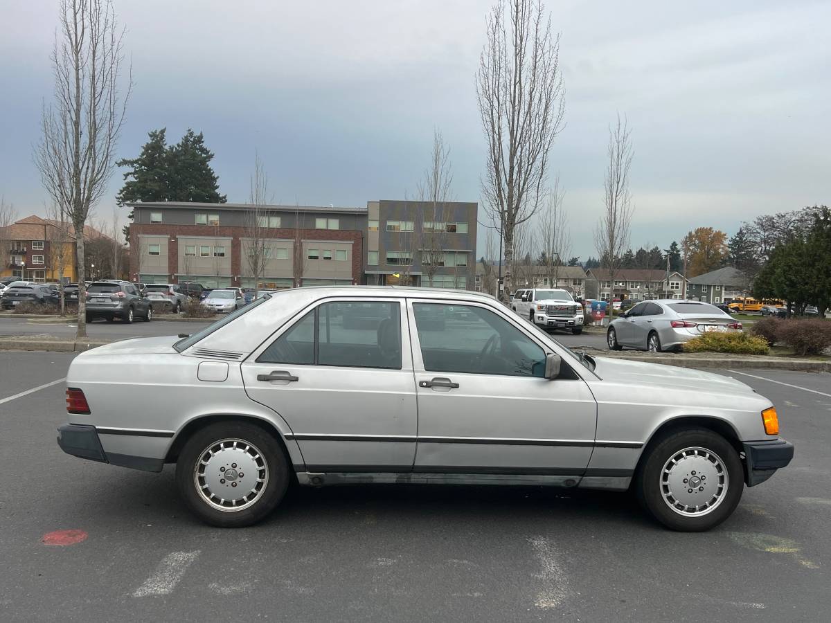 Mercedes-benz-190d-diesel-1985-silver-6