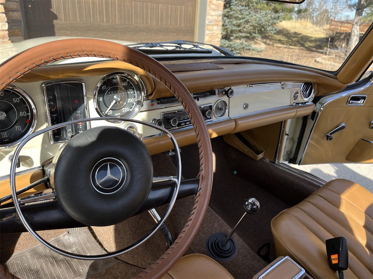 Mercedes-benz-250sl-1967-Light-Ivory-Cognac-MB-Tex-10
