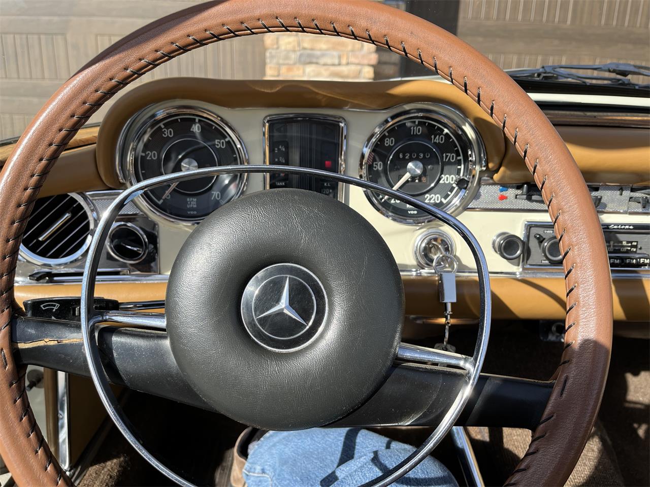 Mercedes-benz-250sl-1967-Light-Ivory-Cognac-MB-Tex-11