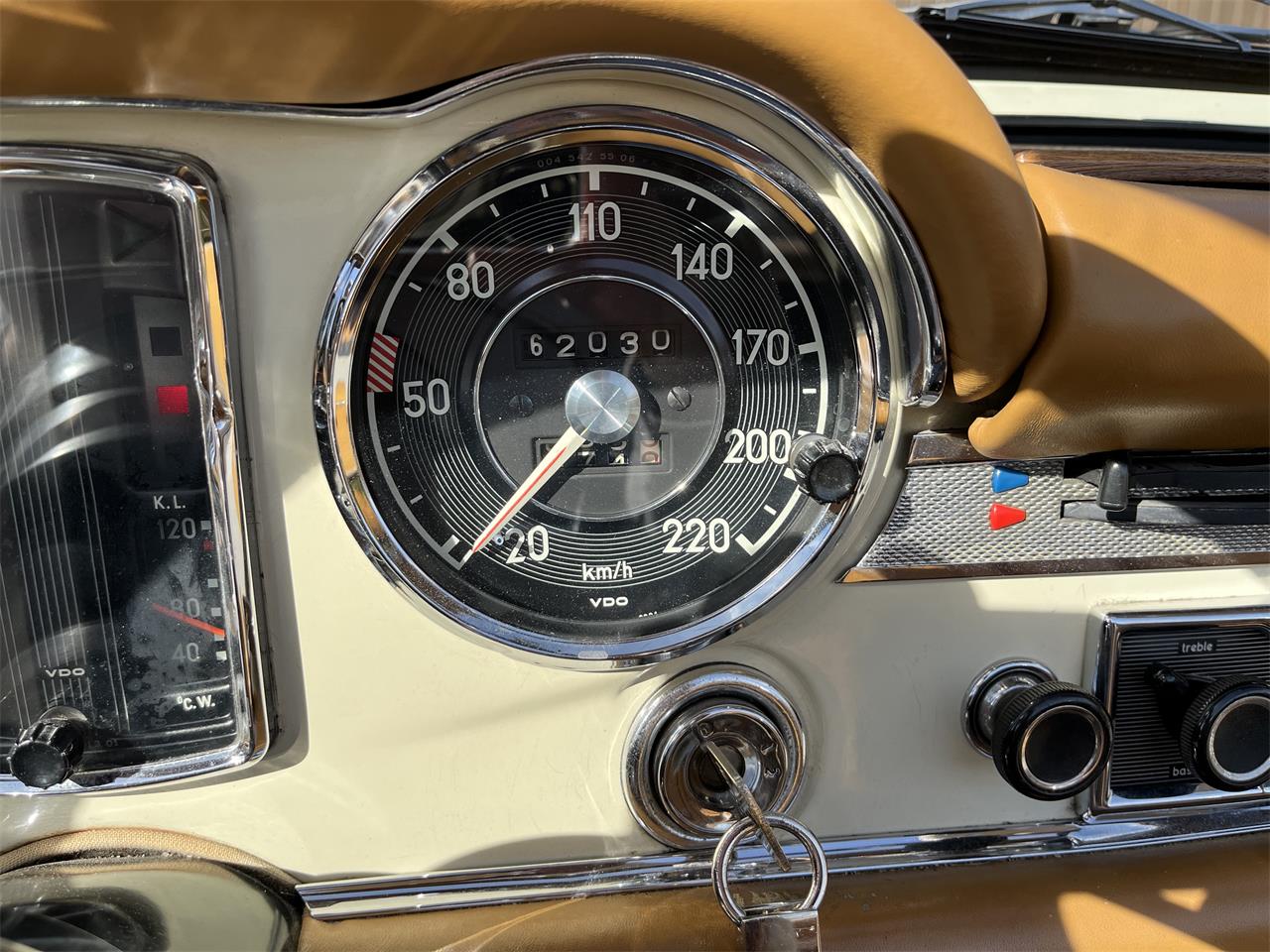Mercedes-benz-250sl-1967-Light-Ivory-Cognac-MB-Tex-13