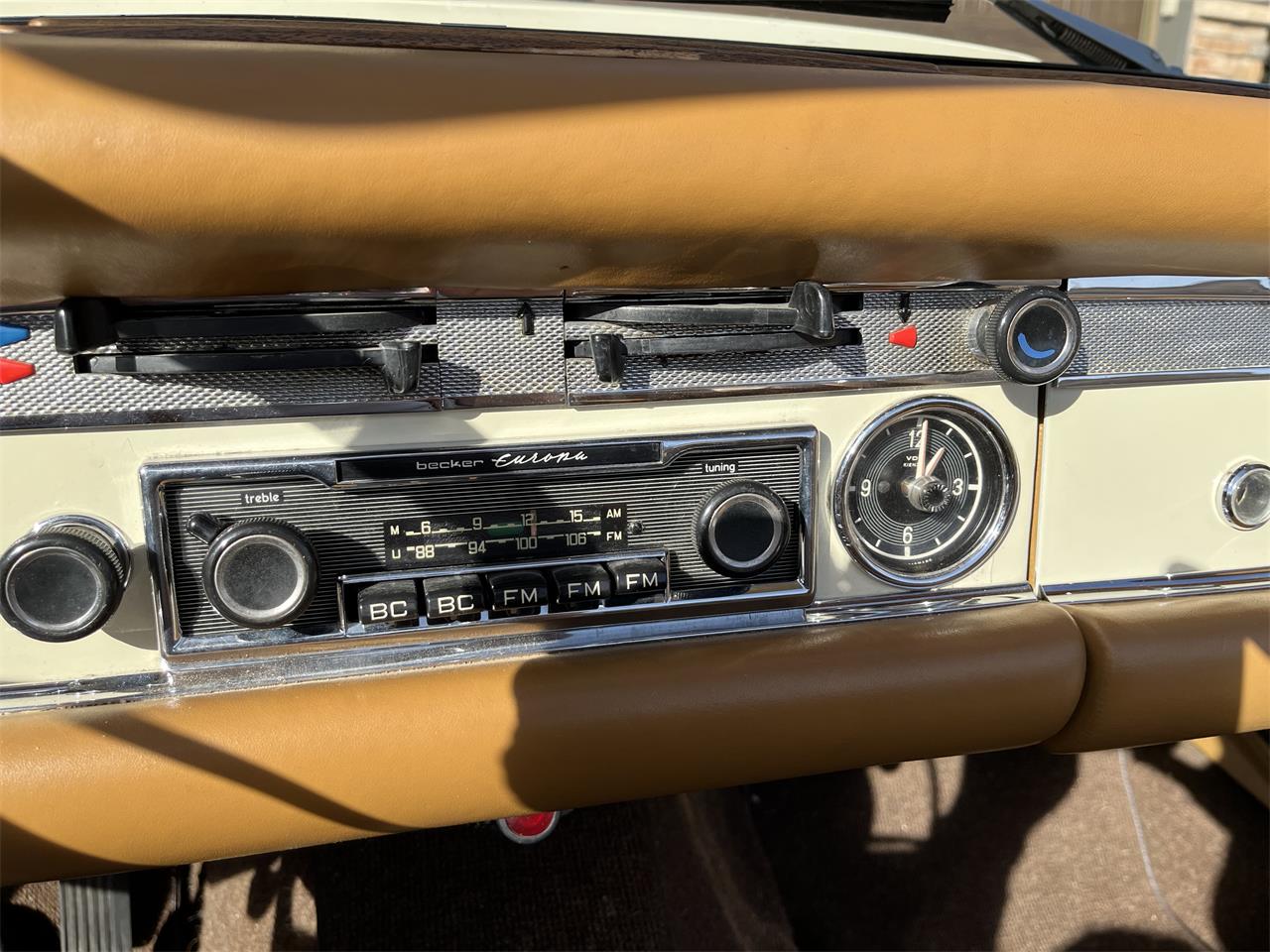 Mercedes-benz-250sl-1967-Light-Ivory-Cognac-MB-Tex-14