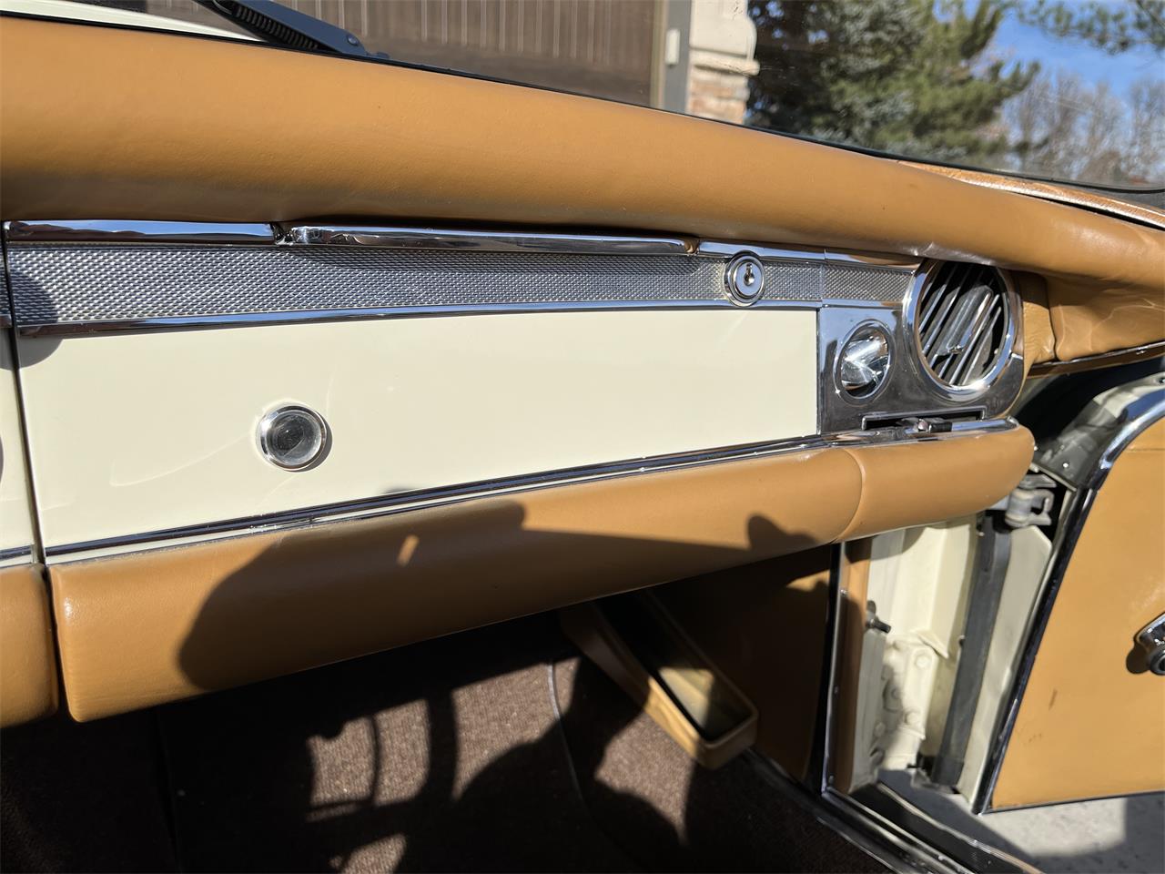 Mercedes-benz-250sl-1967-Light-Ivory-Cognac-MB-Tex-15
