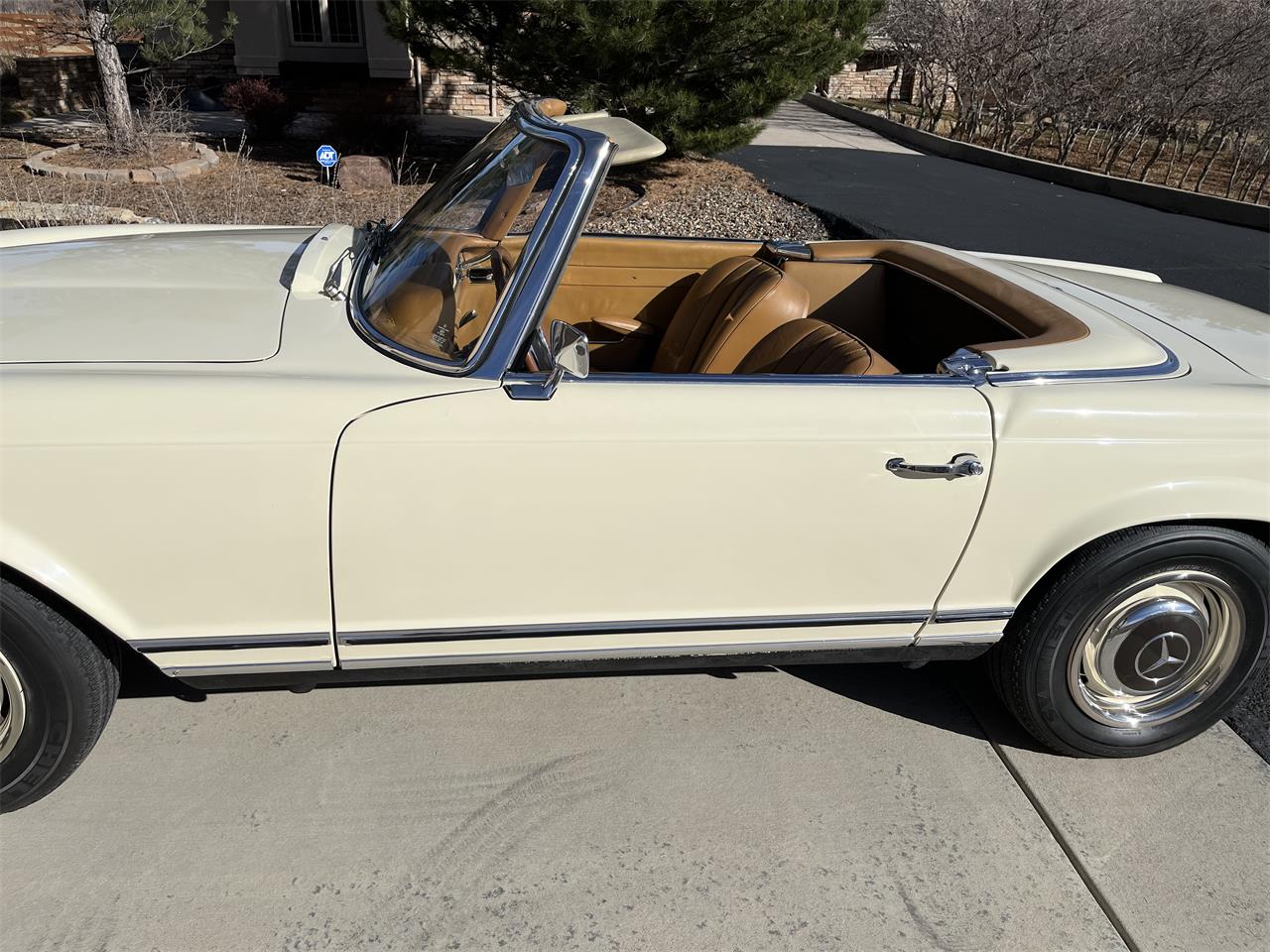 Mercedes-benz-250sl-1967-Light-Ivory-Cognac-MB-Tex-3