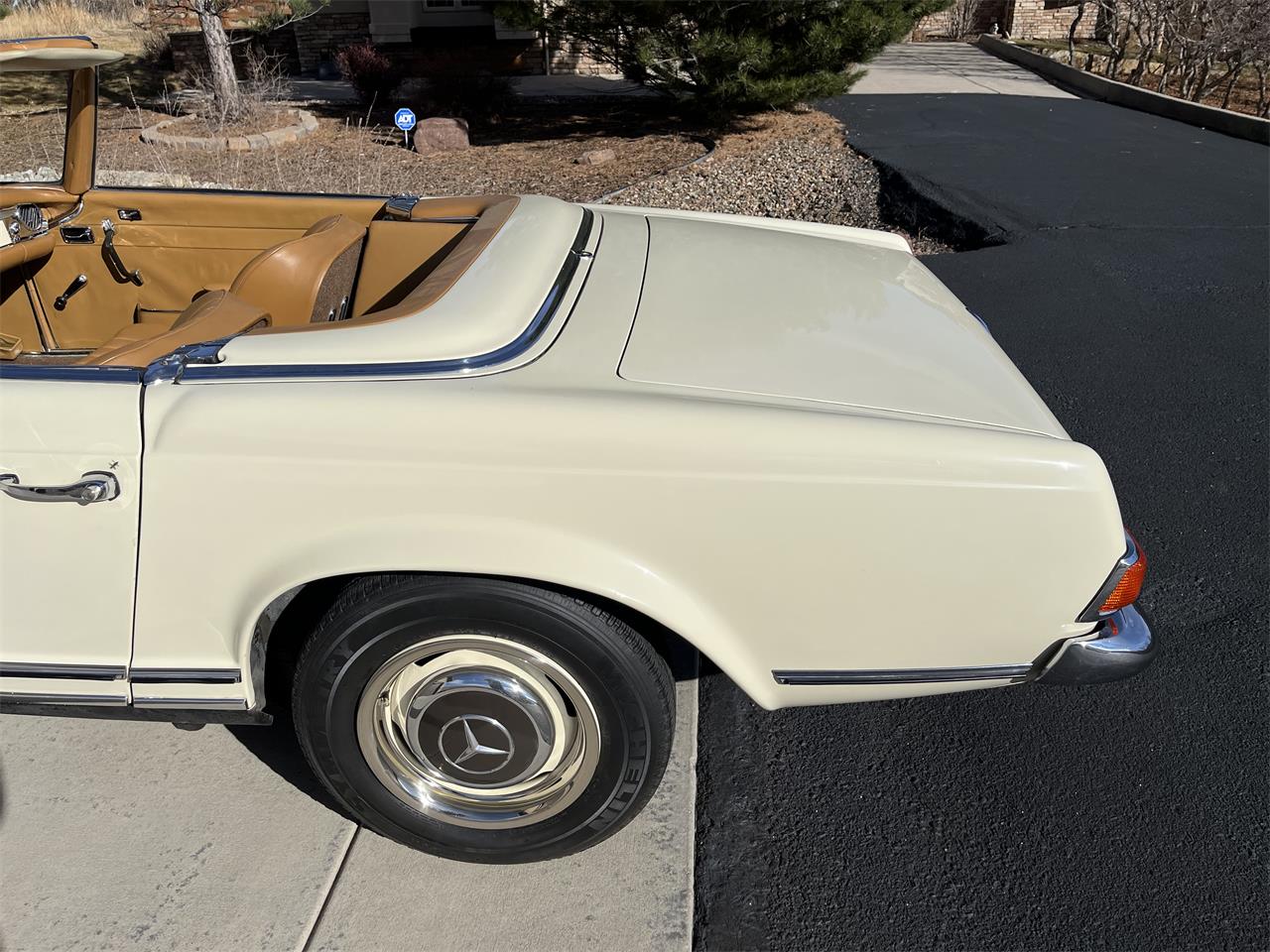 Mercedes-benz-250sl-1967-Light-Ivory-Cognac-MB-Tex-4