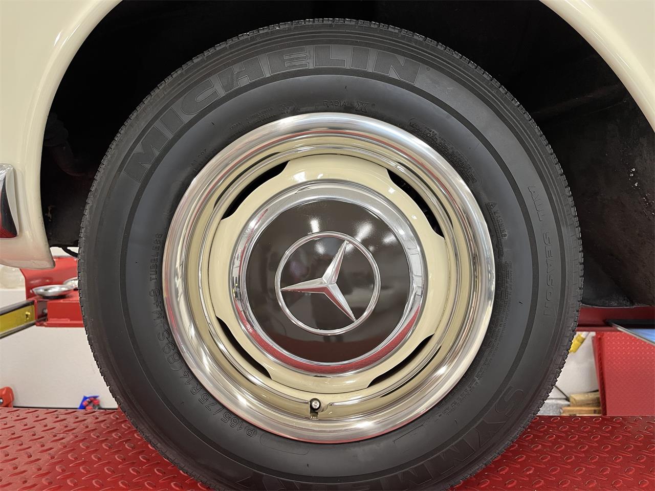 Mercedes-benz-250sl-1967-Light-Ivory-Cognac-MB-Tex-56