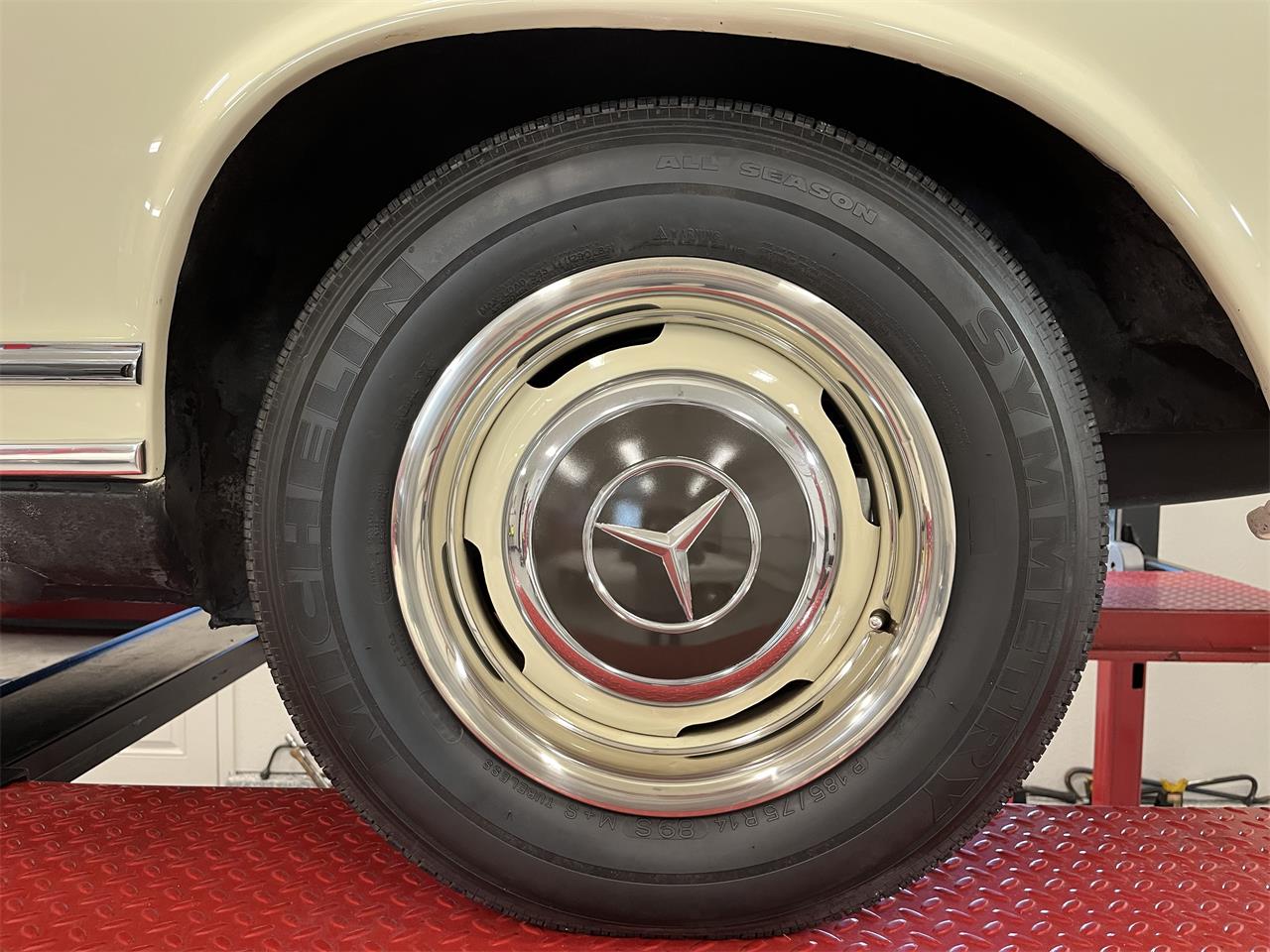 Mercedes-benz-250sl-1967-Light-Ivory-Cognac-MB-Tex-57