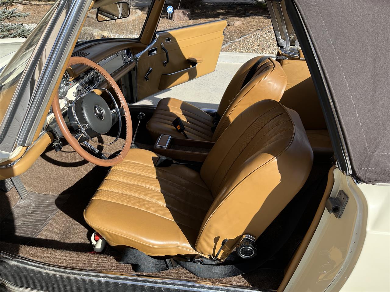 Mercedes-benz-250sl-1967-Light-Ivory-Cognac-MB-Tex-8