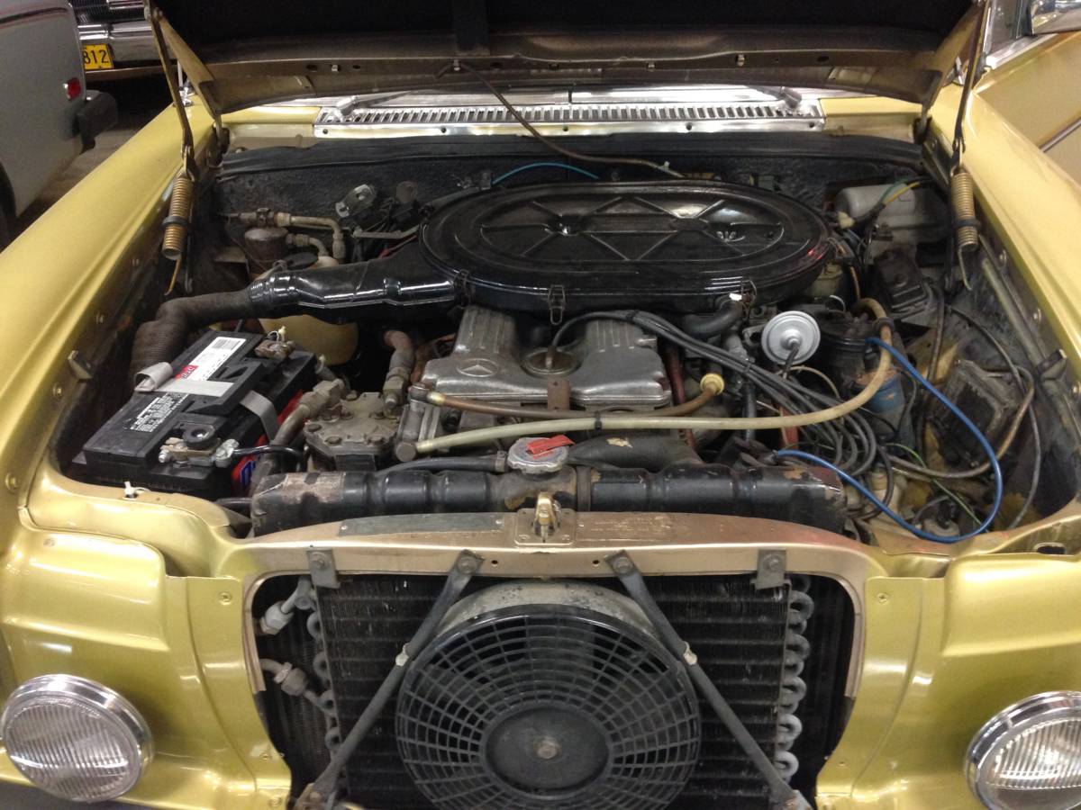 Mercedes-benz-280c-1974-custom-4