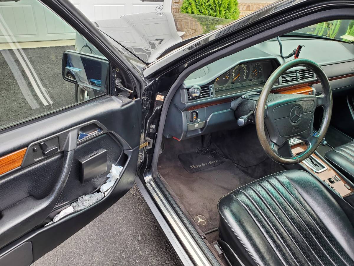 Mercedes-benz-300-d-diesel-1993-black-4