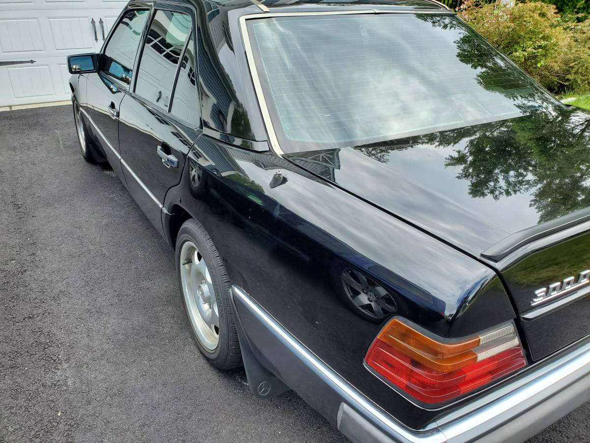 Mercedes-benz-300-d-diesel-1993-black-5