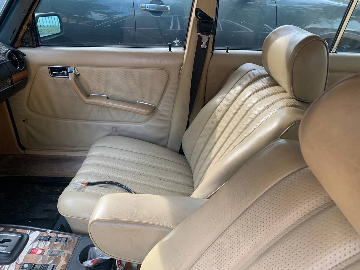 Mercedes-benz-300-diesel-1982-13