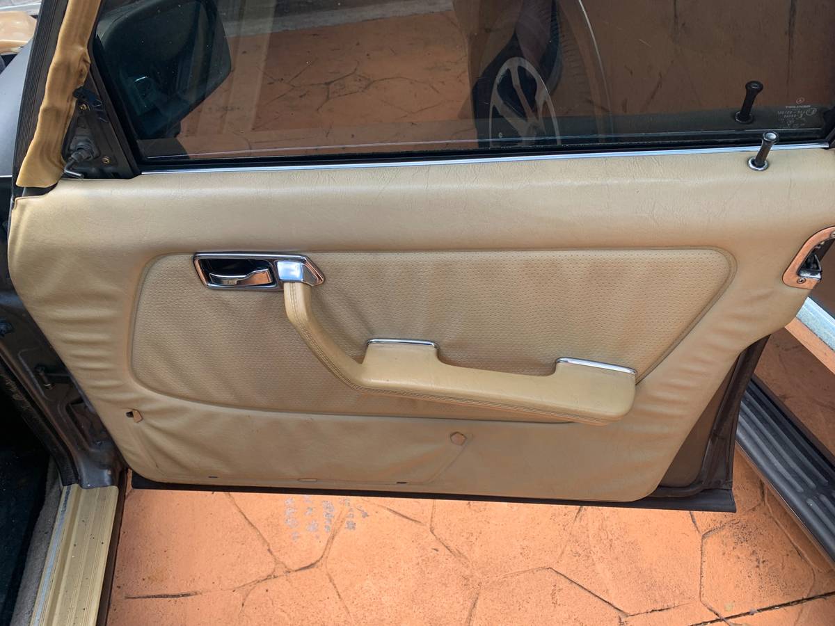 Mercedes-benz-300-diesel-1982-14