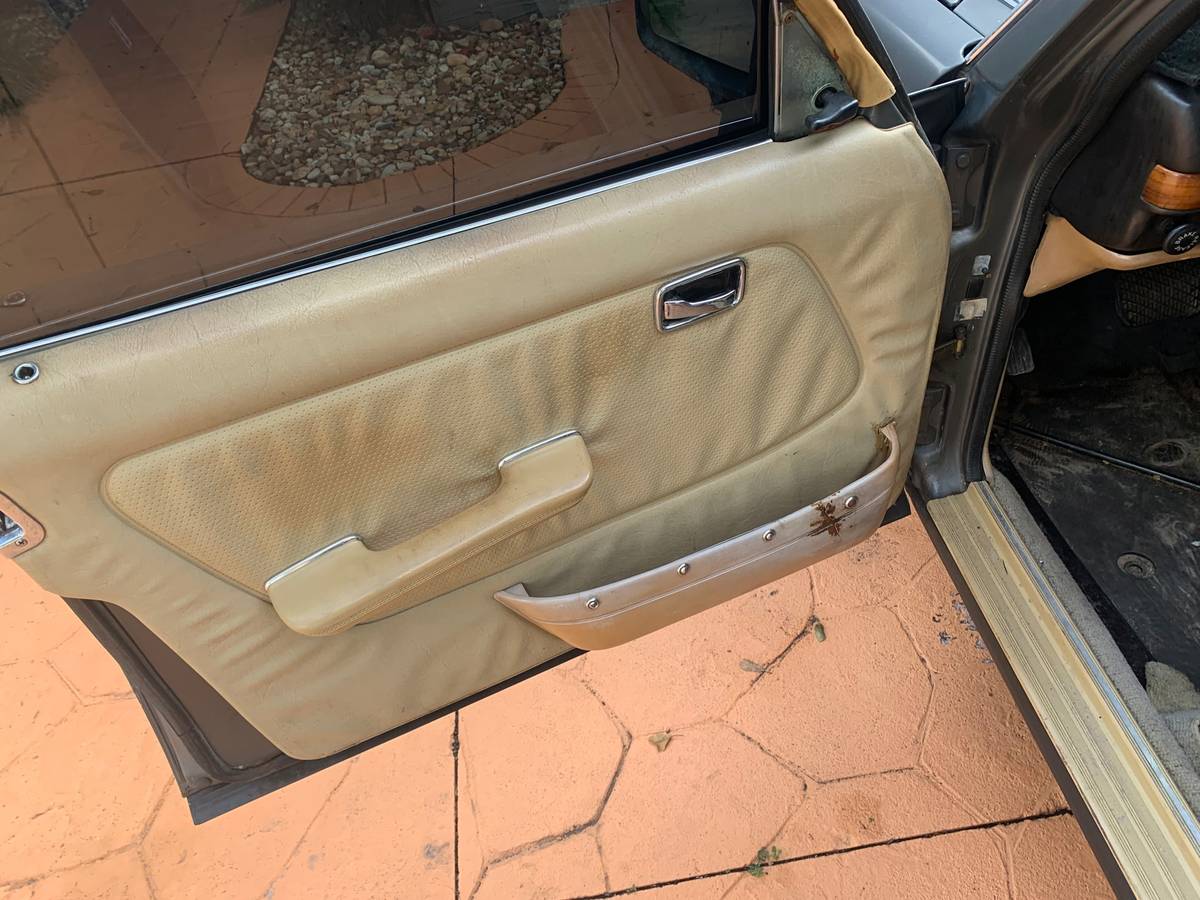 Mercedes-benz-300-diesel-1982-15