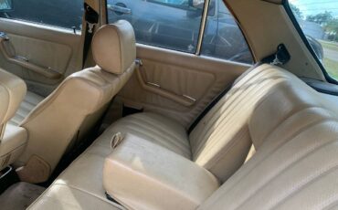 Mercedes-benz-300-diesel-1982-17