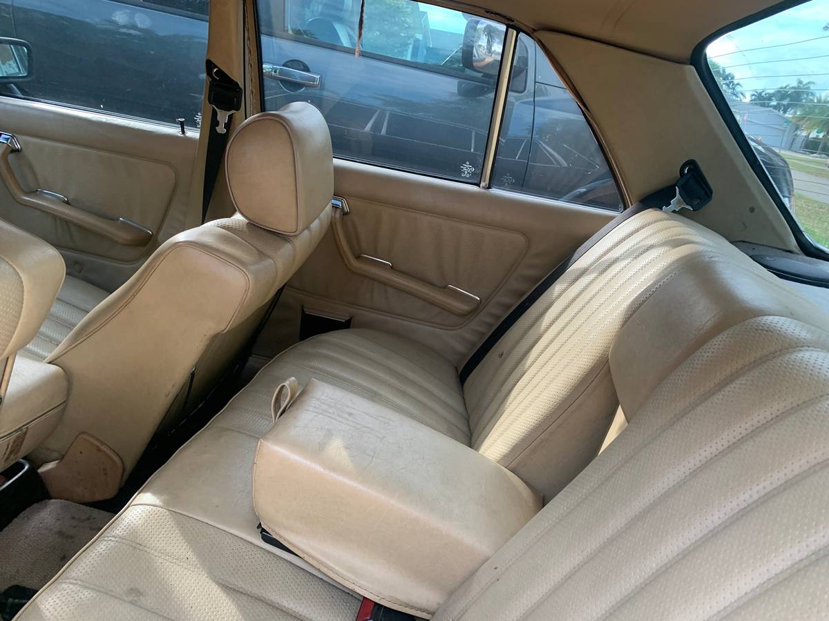 Mercedes-benz-300-diesel-1982-17