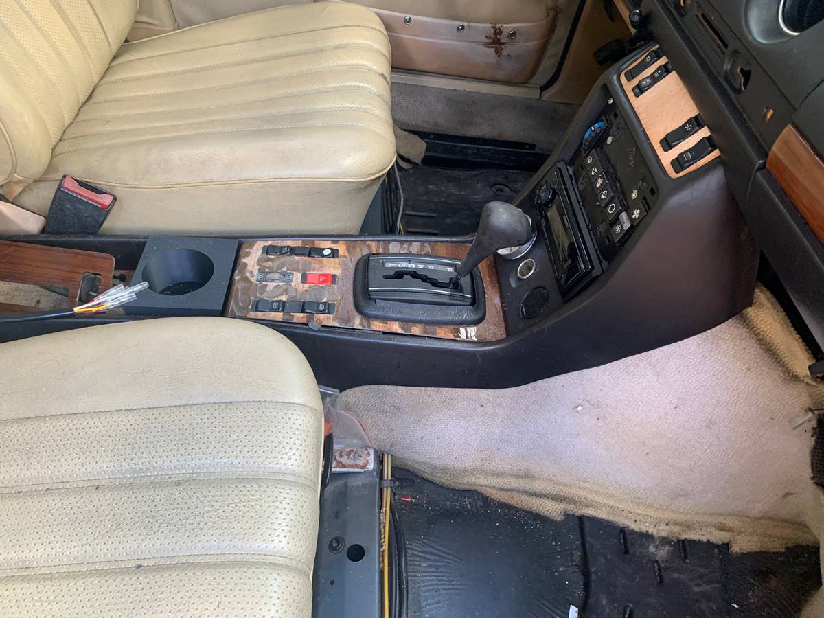 Mercedes-benz-300-diesel-1982-18