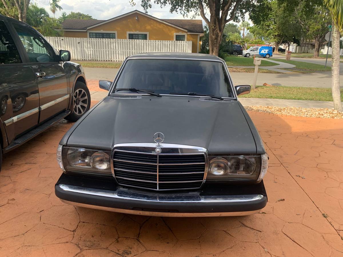 Mercedes-benz-300-diesel-1982-2