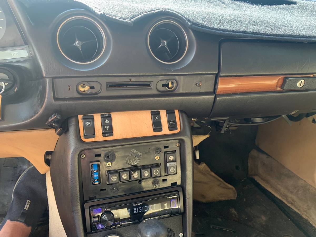 Mercedes-benz-300-diesel-1982-4