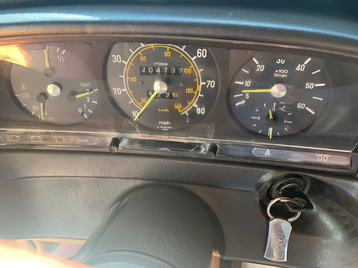 Mercedes-benz-300-diesel-1982-6