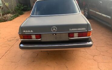 Mercedes-benz-300-diesel-1982-8