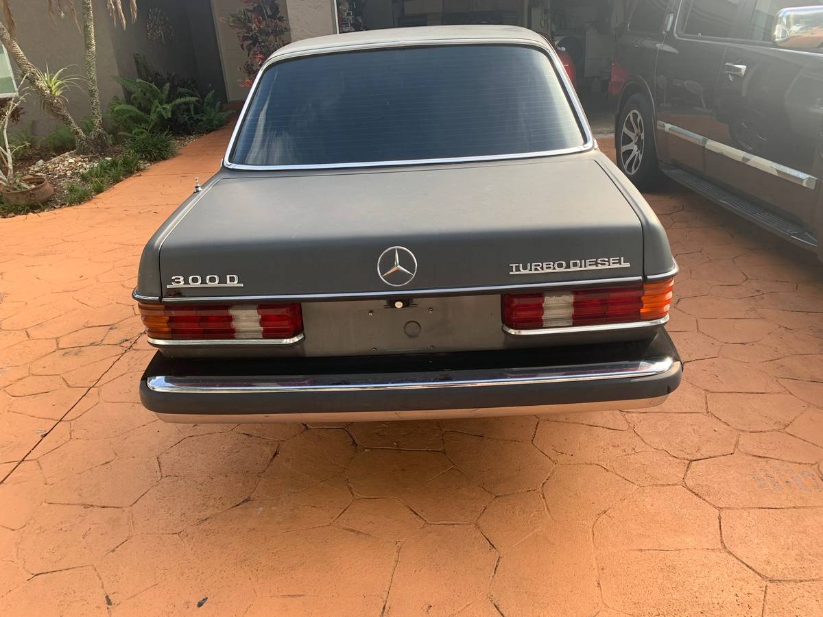 Mercedes-benz-300-diesel-1982-8