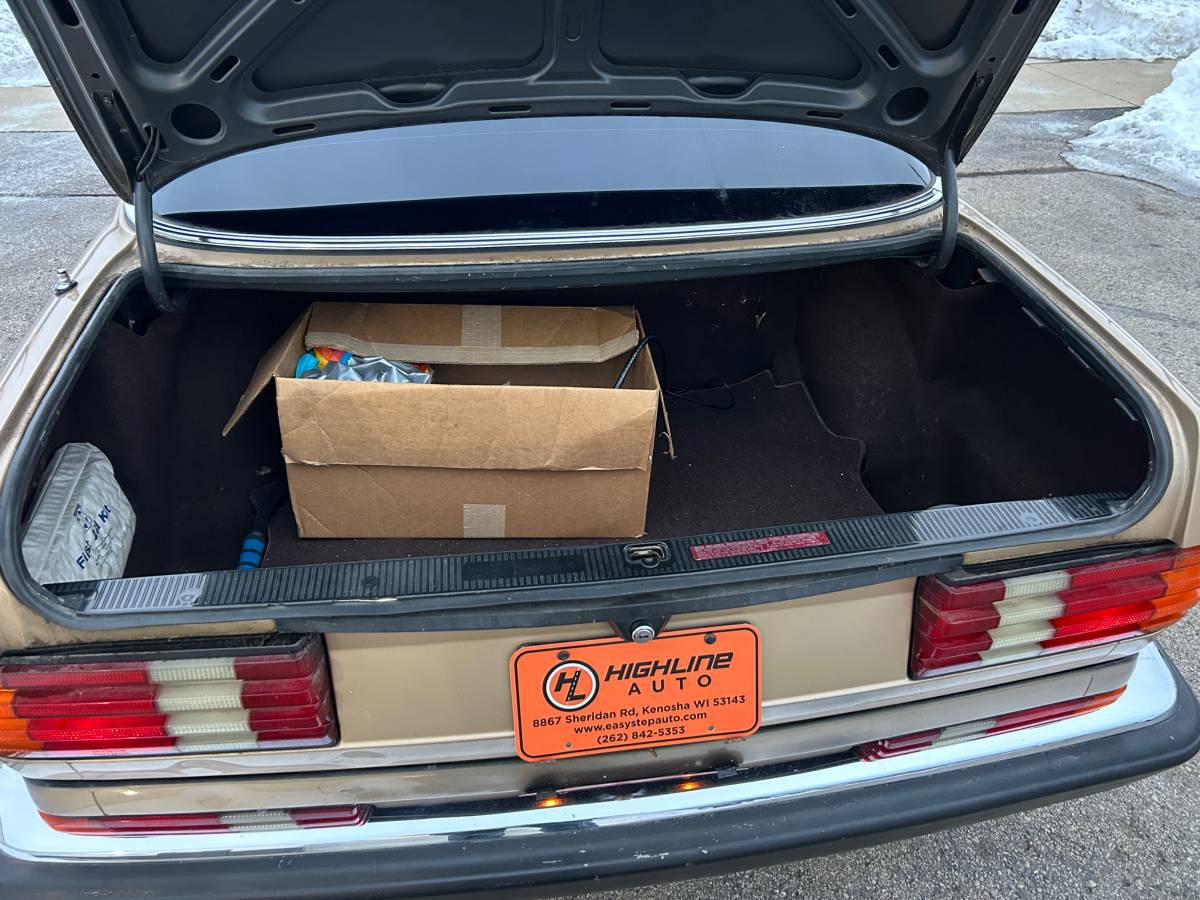 Mercedes-benz-300-diesel-1984-custom-10