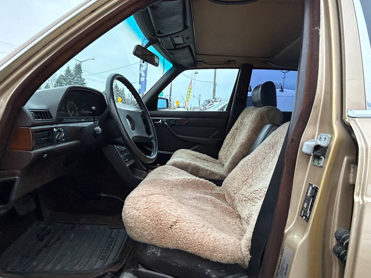 Mercedes-benz-300-diesel-1984-custom-21