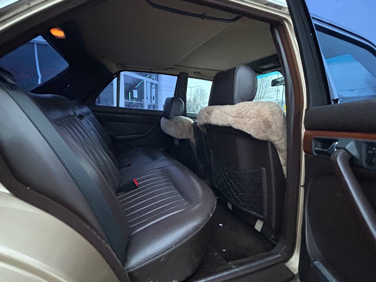 Mercedes-benz-300-diesel-1984-custom-22