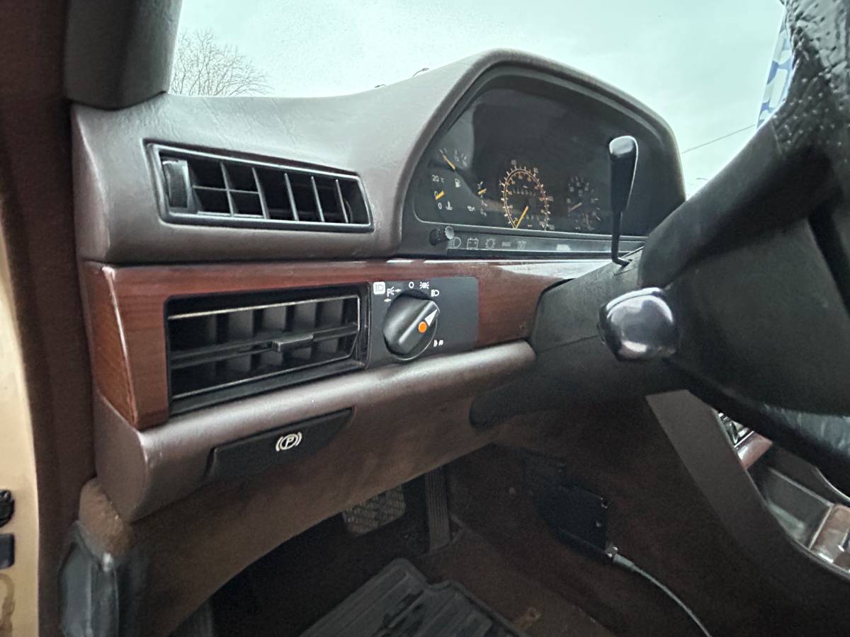 Mercedes-benz-300-diesel-1984-custom-6