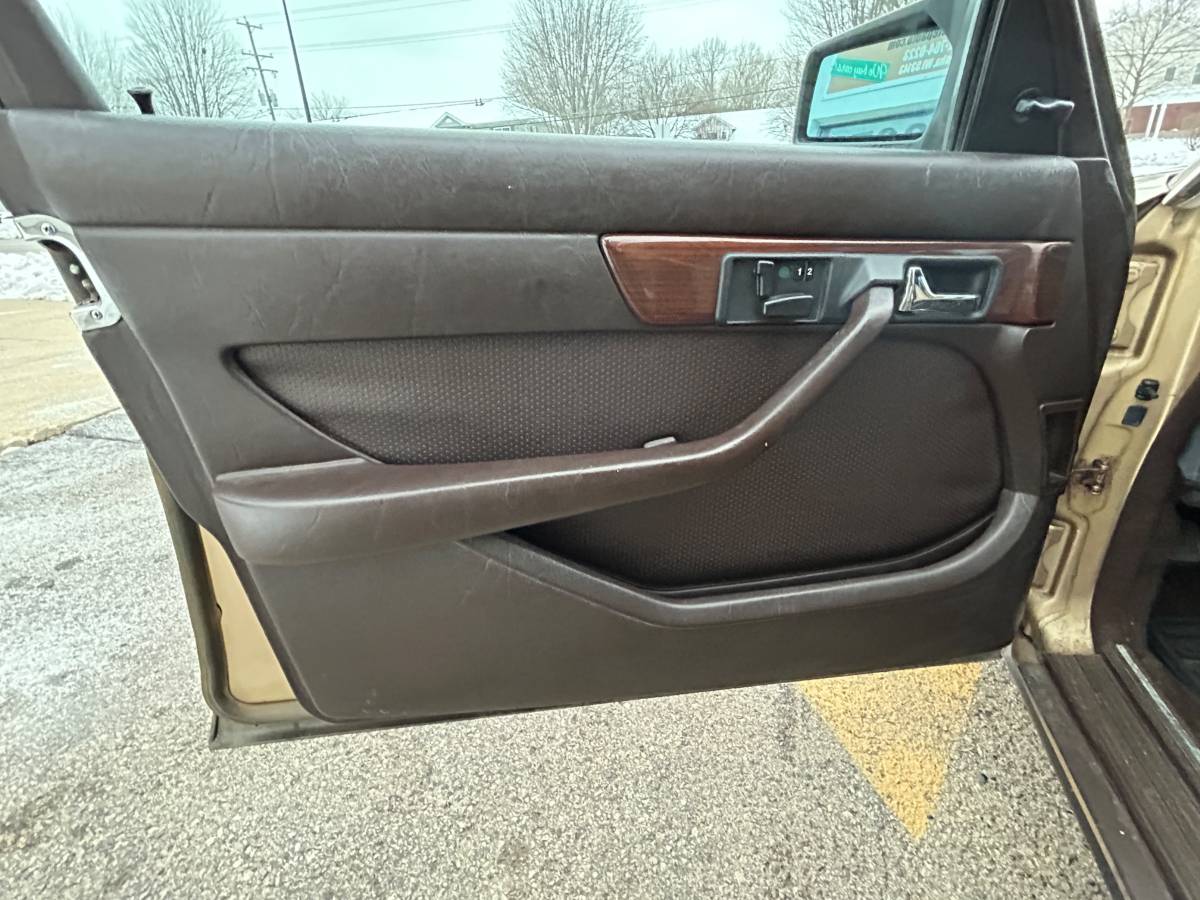 Mercedes-benz-300-diesel-1984-custom-7