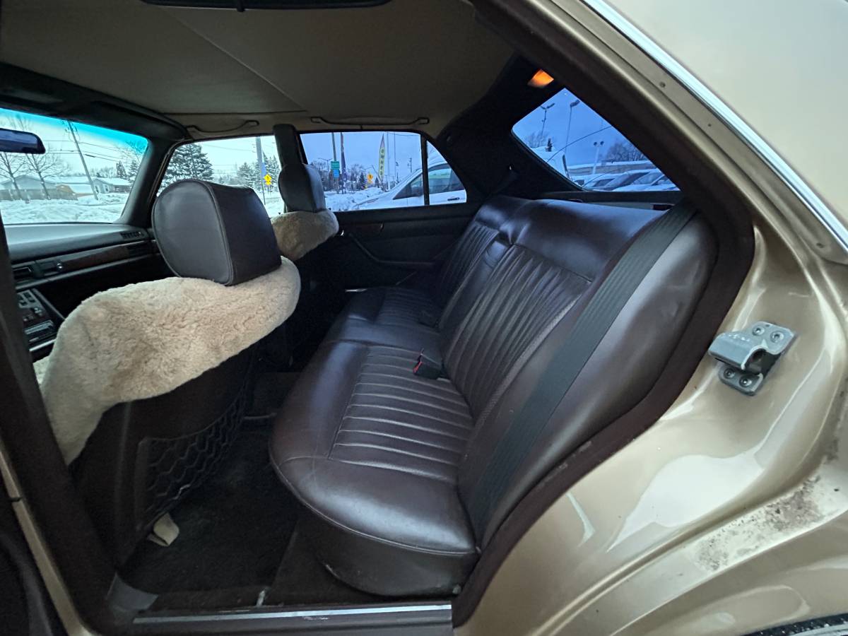 Mercedes-benz-300-diesel-1984-custom-9