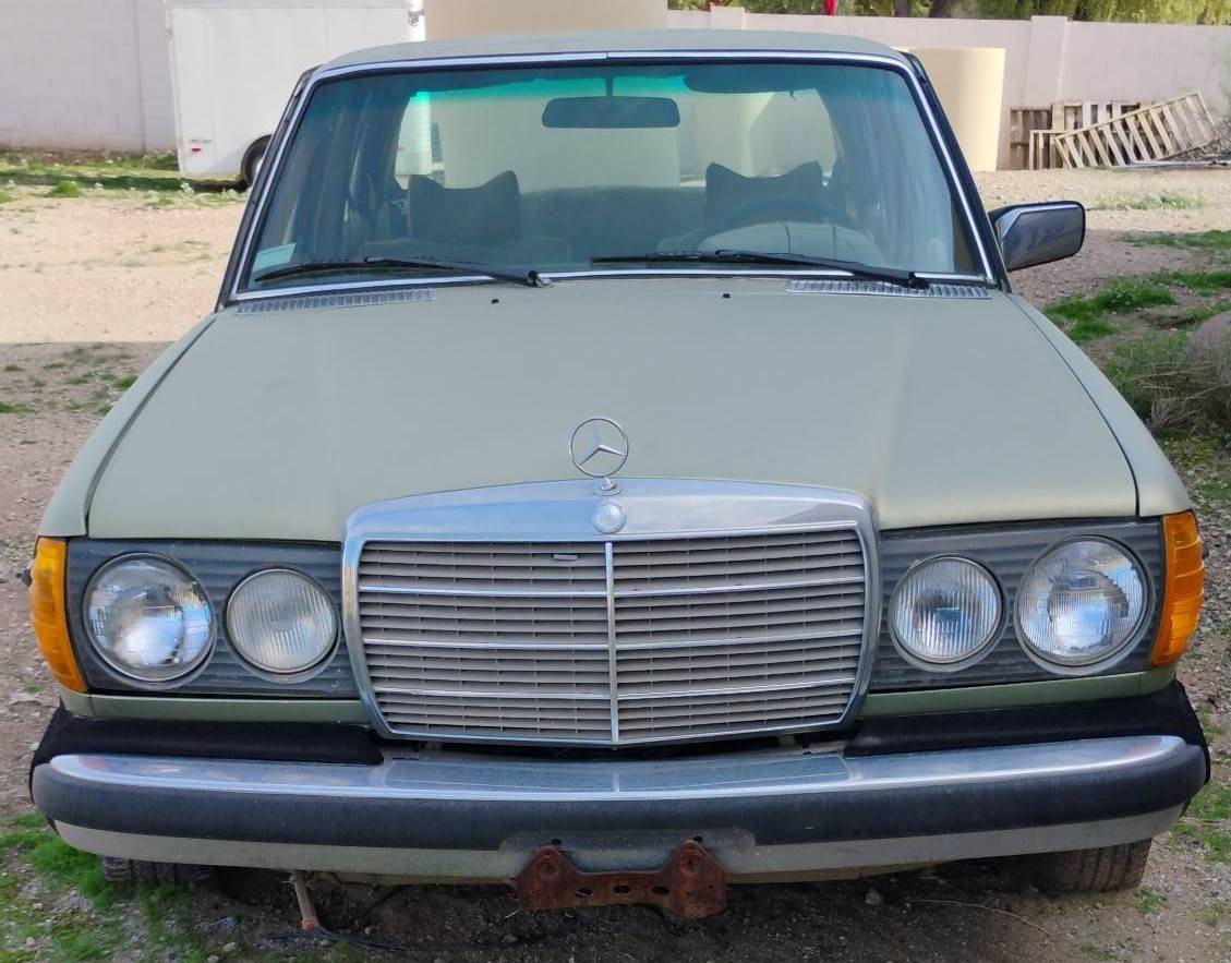 Mercedes-benz-300d-diesel-1977-green-1