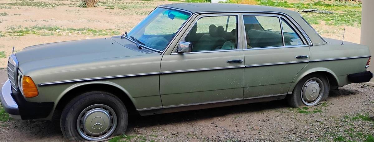 Mercedes-benz-300d-diesel-1977-green-3