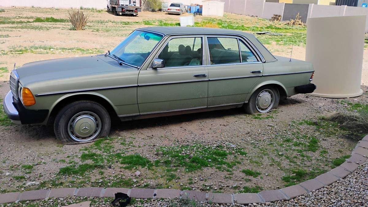 Mercedes-benz-300d-diesel-1977-green
