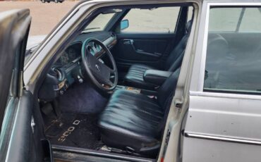 Mercedes-benz-300d-diesel-1983-grey-10