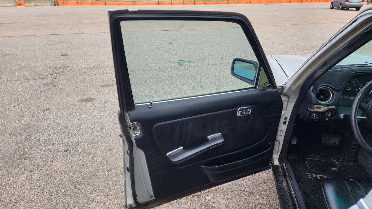 Mercedes-benz-300d-diesel-1983-grey-11